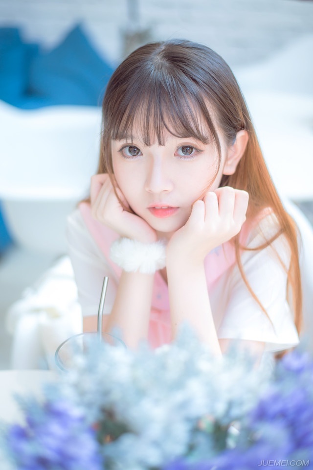 顿时，两名亲卫上前，直接将庞统双手反剪。